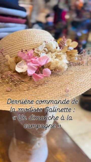Pour un mariage champêtre à la campagne, petite capeline en raphia avec fleurs séchées et voilette. Inspiration du film « un dimanche à la campagne » avec Miou-Miou.  Les chapeaux de Galinette 13 place Gambetta 34120 Pézenas 0467907000 tous les jours sauf lundi de 10h30 à 12h30 et de 14h30 à 18h30.
#pezenas #mariage #chapeaudepaille #mariagechampetre #voilette