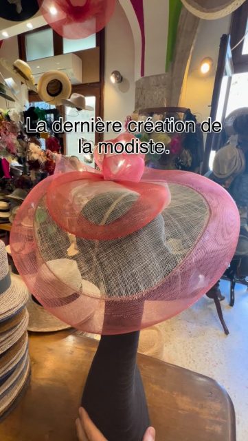 Tout en légèreté, monté sur un serre tête, ce chapeau en sisal et crin peut être décliné dans toutes les couleurs et toutes les dimensions.
Casquettes et dockers en lin (avec une protection anti-UV, faits à la main dans les Pouilles 🇮🇹.
#pezenas #mariage #montpellier #docker #casquette
