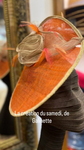 Monté sur un serre tête, chapeau en sisal bicolore un côté orange et un côté corail, tour doré, fleurs en sisal et plumes.
La modiste décline ce chapeau dans vos couleurs. Venez vous renseigner à Pézenas 13, place Gambetta.
La chapellerie est ouverte tous les jours sauf lundi (même les dimanches).
#mariage #chapeausurmesure #montpellier #beziers #modiste