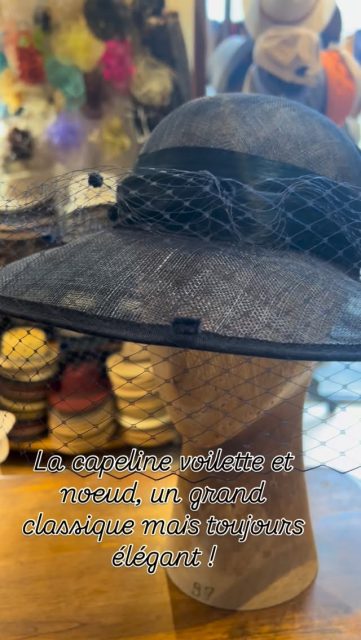 À Pézenas, la modiste réalise le chapeau de vos rêves, ici une capeline en sisal, voilette, et noeud abacca.
Venez  nous voir, de 10h30 à 12h30 et de 14h30 à 19h, pour plus de renseignements 0467907000.
#pezenas #capeline #chapeauvoilette #montpellier #creationfrançaise