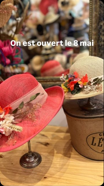 Aujourd’hui c’est ouvert! tout comme ce week-end (samedi et dimanche) de 10h30 à 12h30 et de 14h30 à 19h.
Chapeaux pour un mariage champêtre, celui de la maman et celui de sa fille. Les fleurs sont assorties à leurs robes. Elles vont être très jolies 🤩.
N’hésitez pas venez voir la modiste Galinette, elle répondra à vos envies.
#pezenas #mariage #chapeauxdepaille #personnalisation #beziers