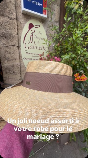 Un joli chapeau en paille fine d’Italie que vous pouvez porter tout l’été, pour votre cérémonie Galinette a rajouté un noeud pour le rappel de la tenue. Astucieux !
Les chapeaux de galinette place Gambetta à Pézenas, ouvert tous les jours sauf lundi.
#pezenas #beziers #chapeaudepaille #mariagechampetre #personnalisée