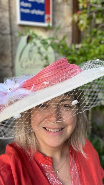 Capeline en sisal ivoire voilette et décoration en buntal rose fleur en plumes.
Venez avec votre tenue et la modiste s’adapte à votre tenue.👗👠👛
La chapellerie est ouverte du mardi au dimanche de 10h30 à 12h30 et de 14h30 à 19h.
Place Gambetta à Pézenas 0467907000.
#pezenas #mariage #chapeau #leschapeauxdegalinette #weedingdress