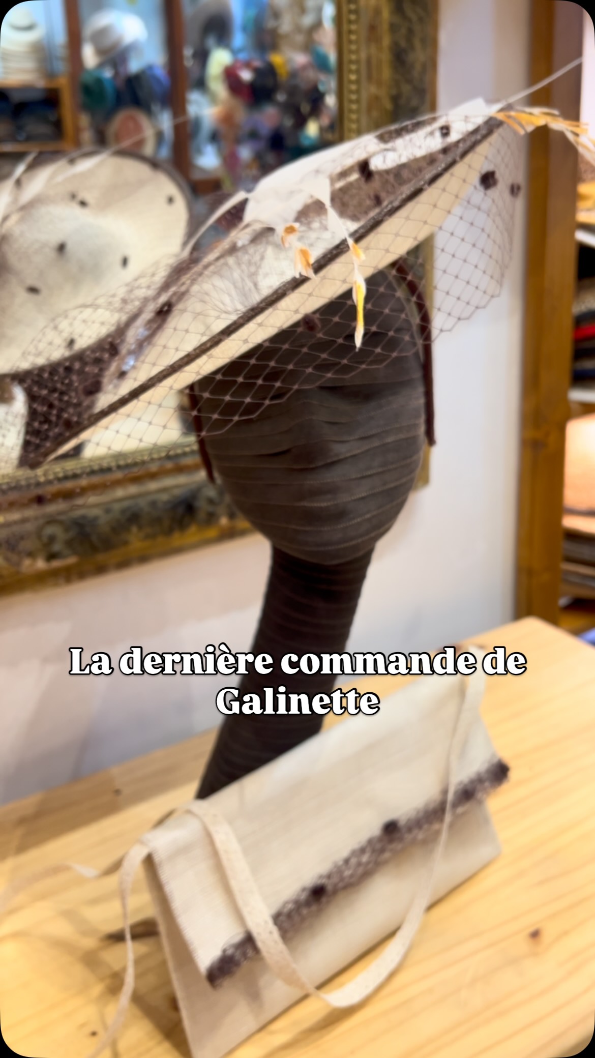 Pour la maman de la mariée, qui a une robe asymétrique chocolat, un chapeau en sisal avec voilette et plumes, et la pochette assortie.
Galinette est à votre écoute pour réaliser l’accessoire idéal.
La chapellerie est ouverte tous les jours de 10h30 à 20h et nocturnes mercredi et vendredi.
Renseignements :0467907000