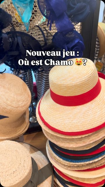 Chamo le chat des chapeaux de galinette, a trouvé une bonne place dans la vitrine pour une grosse sieste.
La chapellerie est ouverte tous les jours de 10h30 à 20h nocturnes mercredi et vendredi.
13, place Gambetta à Pézenas