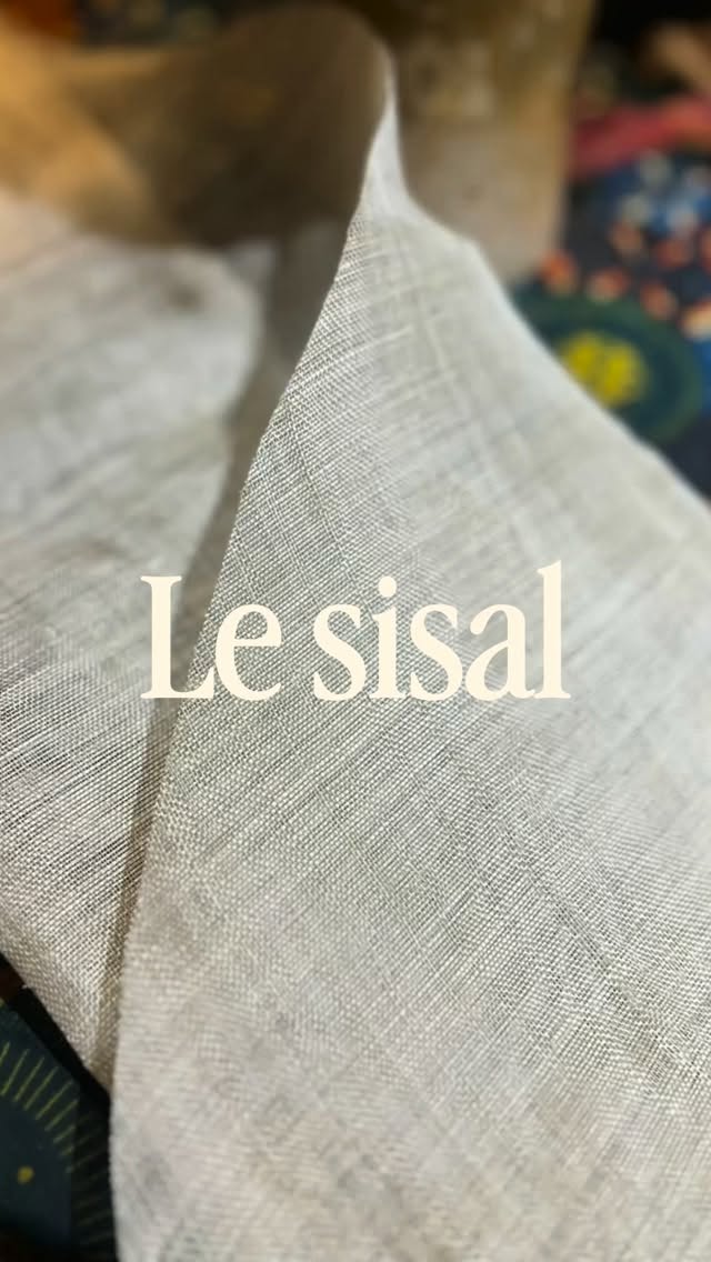 Un joli bibi en sisal naturel, plumes et voilette à mouches, dernière commande pour un mariage.
La modiste Galinette réalise tous vos chapeaux : capeline, bibi, bijoux de tête…
Alors n’hésitez pas à venir la rencontrer à Pézenas 0467907000