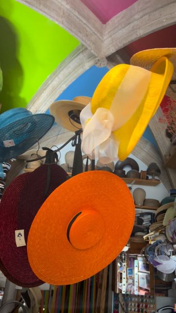 Un petit tour de l’arbre à chapeaux, avec les capelines, les sisals, les pailles cousues, les crins pour vos mariages.
Aux chapeaux de Galinette place Gambetta à Pézenas 0467907000
Ouvert tous les jours de 10h30 à 20h, nocturnes mercredi et vendredi.