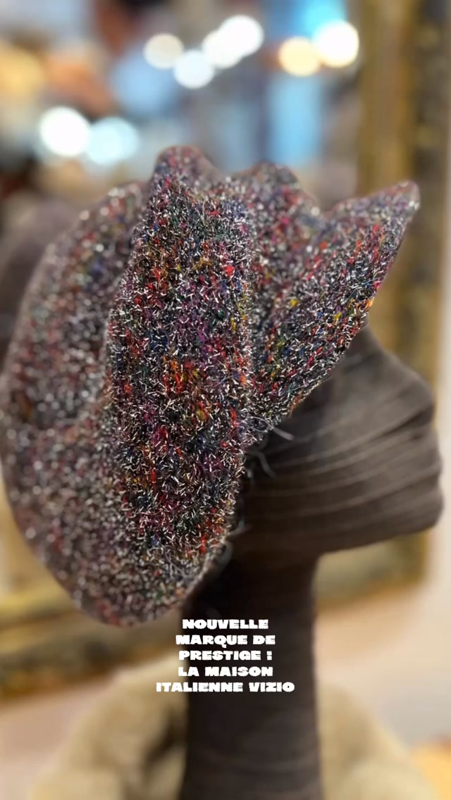 Nouveautés aux chapeaux de Galinette à Pézenas (place Gambetta).

La maison italienne Vizio spécialisée dans le tricot de luxe avec des matériaux nobles : laine, mohair, soie, alpaga…,rebrodés  de paillettes, lurex, perles…
C’est magnifique, c’est léger mais chaud!
Venez les essayer, la chapellerie est ouverte tous les jours de 10h30 à 12h30 et de 14h30 à 19h sauf lundi.
Renseignements 0467907000